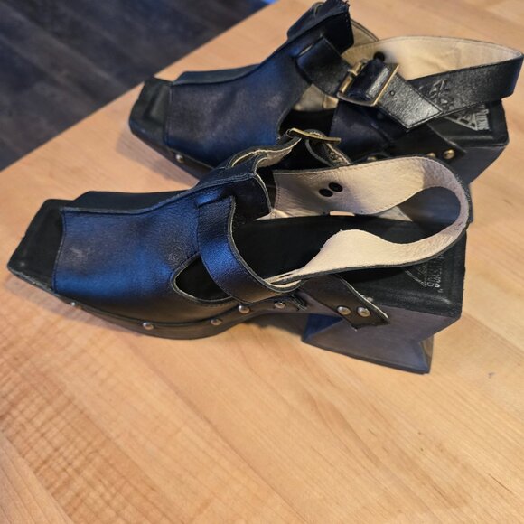 John Fluevog FLUESEUM black leather open toed wooden clog - Picture 3 of 6